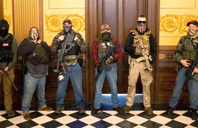 Imagini șocante în SUA » Protestatari înarmați cu mitraliere în clădirea Capitoliului din Michigan, după ce starea de urgență a fost prelungită