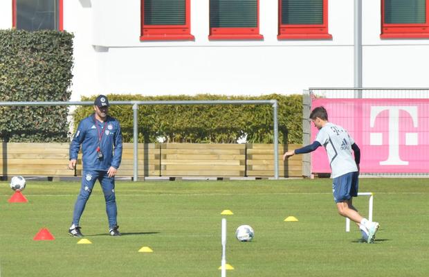 Flick s-a făcut rău la Bayern! Le-a confiscat cerceii vedetelor