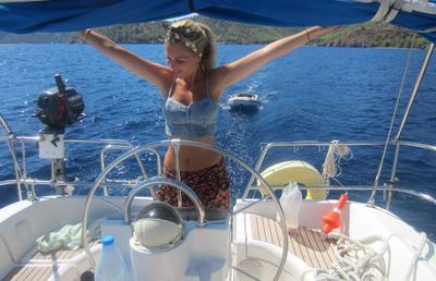 FOTO Cine e Carrie Symonds, iubita premierului britanic Boris Johnson, și de ce e poreclită „Apples”: „Sunt lucioși și conturați, ca niște mere” :D