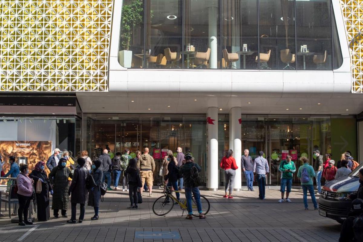 COVID-19. Imagini inedite din Viena, în prima zi după ridicarea restricțiilor » Cozi în fața centrelor comerciale și la Ikea