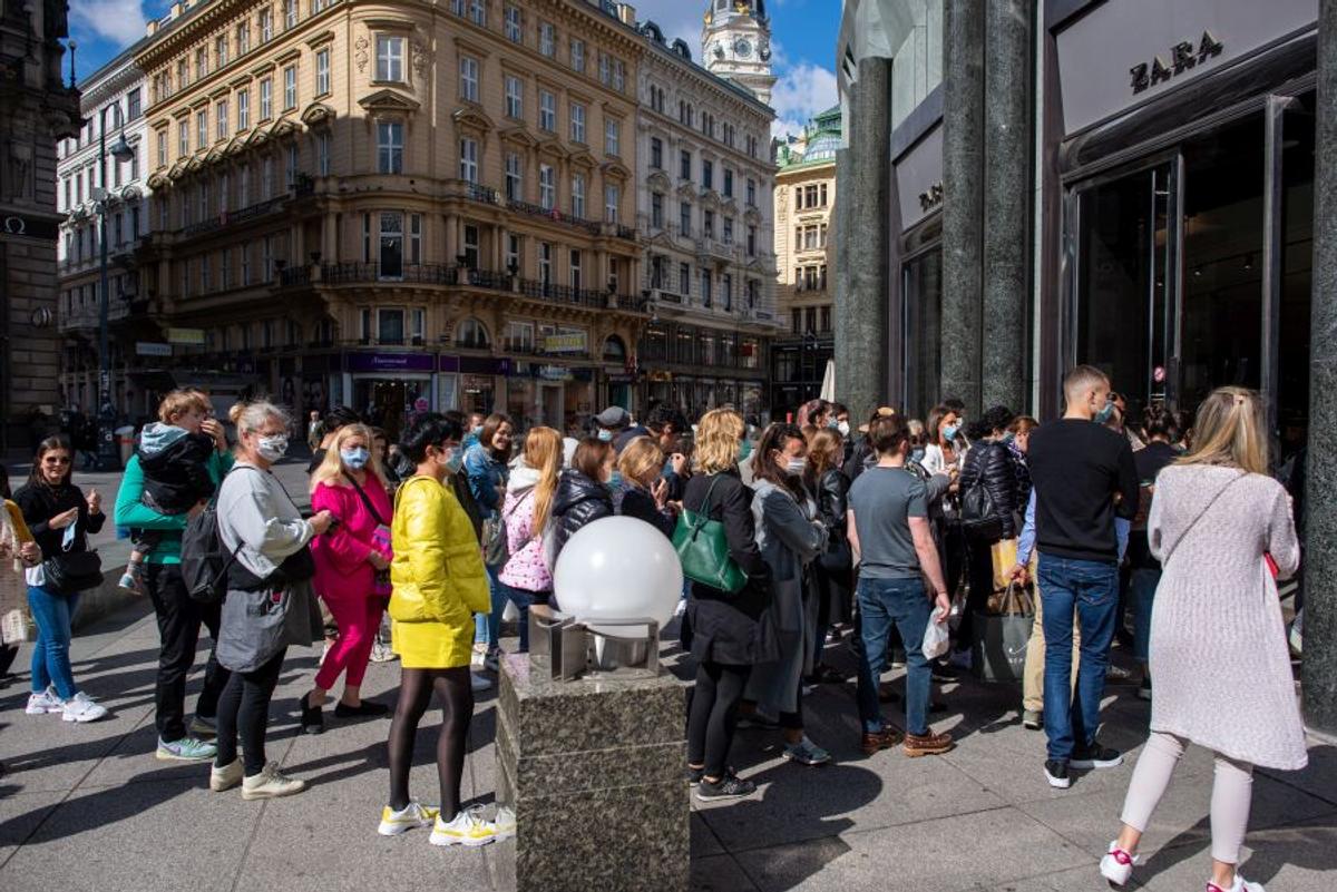 COVID-19. Imagini inedite din Viena, în prima zi după ridicarea restricțiilor » Cozi în fața centrelor comerciale și la Ikea