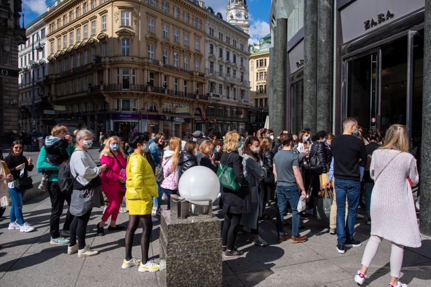 Cetățenii Vienei s-au înghesuit în fața unui centru comercial odată cu relaxarea restricțiilor împotriva COVID-19 // sursă foto: Guliver/gettyimages