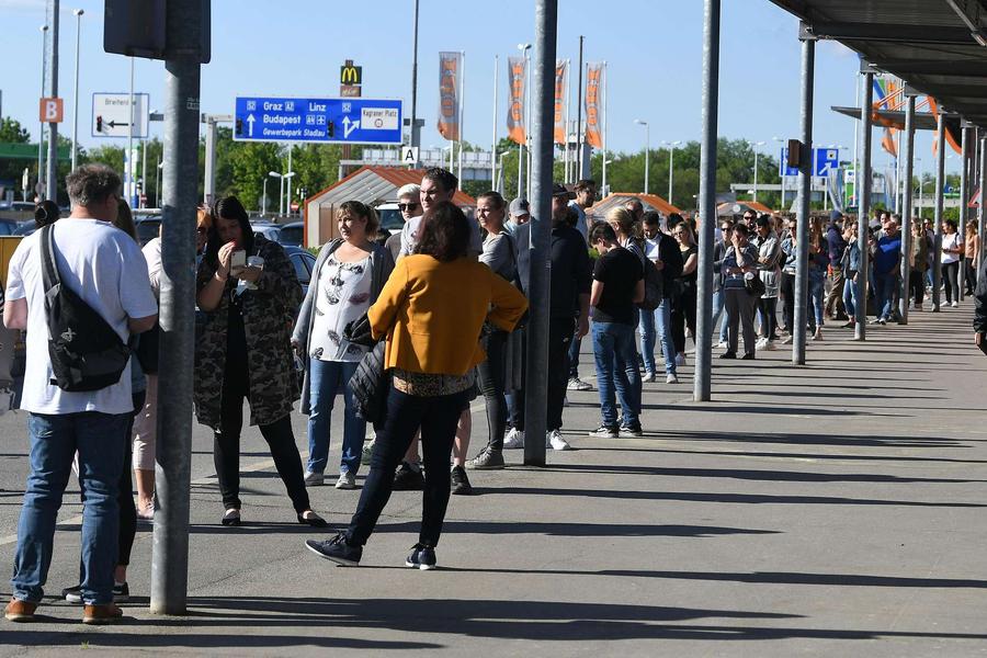 Coadă la Ikea Viena FOTO: wien.orf.at COVID-19. Imagini inedite din Viena, în prima zi după ridicarea restricțiilor » Cozi în fața centrelor comerciale și la Ikea