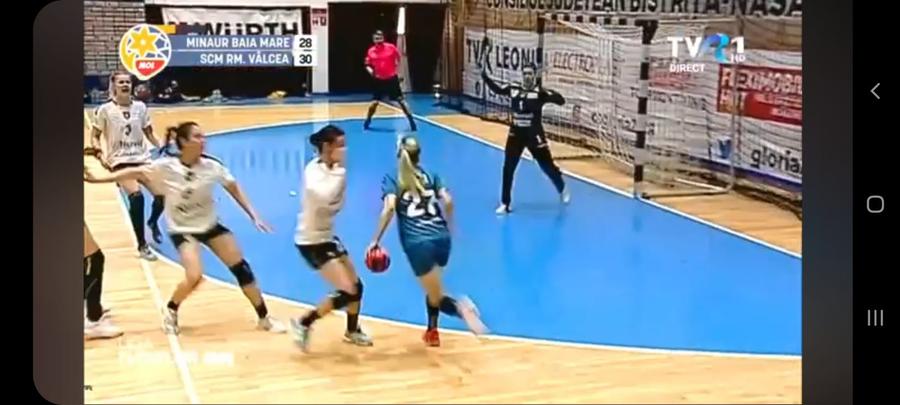 Florica o evita pe Fujita, lasând-o să treacă FOTO Captură TVR1 Cum a reușit Minaur Baia Mare să răstoarne rezultatul cu SCM Rm. Vâlcea? Două greșeli flagrante de arbitraj!