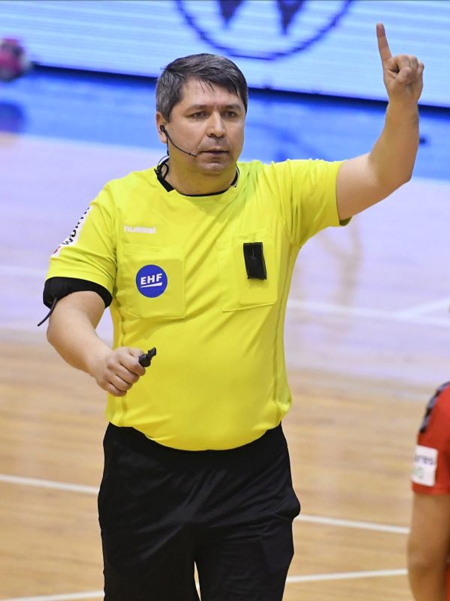 Romeo Ștefan a inventat o decizie care a inflențat rezultatul final FOTO sportpictures.eu Cum a reușit Minaur Baia Mare să răstoarne rezultatul cu SCM Rm. Vâlcea? Două greșeli flagrante de arbitraj!