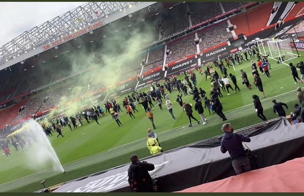 Manchester United - Liverpool » Derby-ul din Premier League, amânat! Fanii au pătruns pe stadion