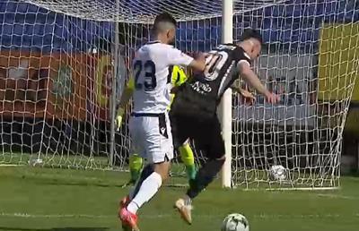 Decizie total aiurea în Liga 1 » Arbitrul a dat „galben” pentru simulare în loc de penalty!