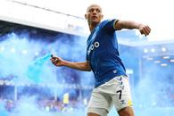 A aruncat cu fumigena înspre fani » Gestul nesăbuit care o poate retrograda pe Everton