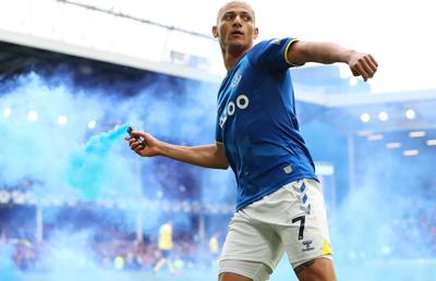 A aruncat cu fumigena înspre fani » Gestul nesăbuit care o poate retrograda pe Everton