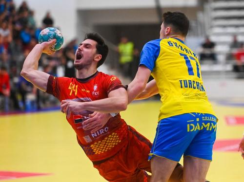 Călin Căbuș în acțiune la meciul tur cu Ucraina FOTO Raed Krishan