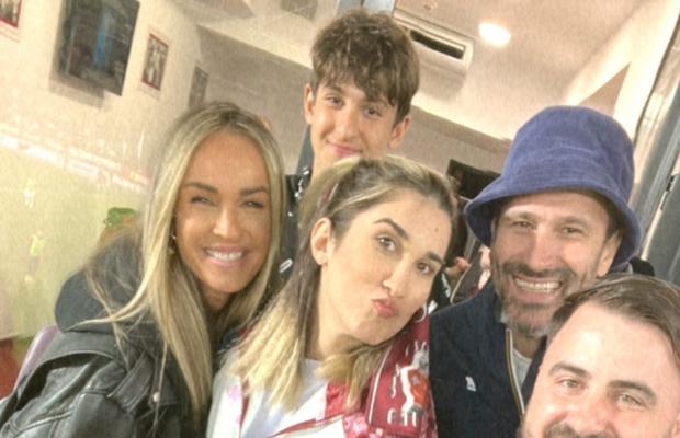Stadionul din Giulești, înțesat de vedete la Rapid - CFR Cluj » Soliști cunoscuți și oameni de televiziune, fanii bucureștenilor la meciul câștigat de trupa lui Adrian Mutu în fața campioanei