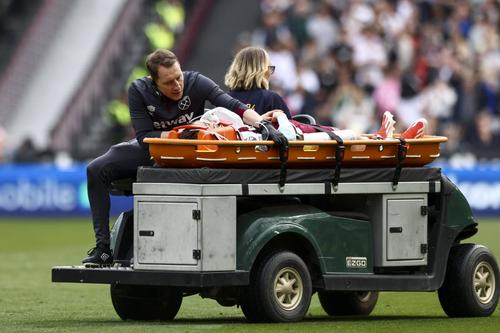 John Earthy a ieșit pe targă după o accidentare la cap survenită în West Ham - Fulham / Foto: Imago