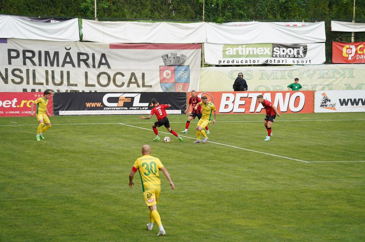 LIGA 2. Pregătiți fiesta! Rezultatul neașteptat din CS Mioveni - Csikszereda îi aduce pe buzoieni la un punct de promovarea matematică în Superliga