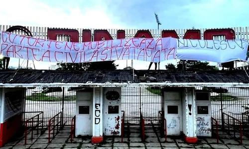 Dinamo se află într-o situație critică în Superligă, cu două etape rămase de jucat în Superligă. Iar relația dintre fani și conducere este tot mai complicată.