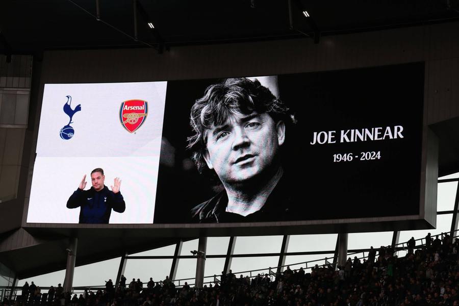 La ultima etapă din Premier League s-a ținut un minut de reculegere în memoria lui Joe Kinnear / Foto: Imago Problema legăturii între decesele tot mai frecvente ale fotbaliștilor și lovirea mingii cu capul revine în actualitate » 35 de foști jucători dau în judecată federația din Anglia
