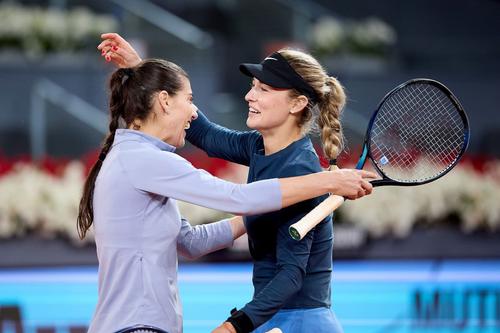 Sorana Cirstea și Anna Kalinskaya sărbătorind victoria Foto: X/MMO