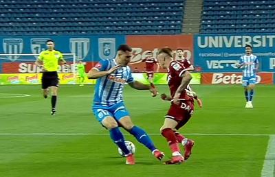 E sigur că Rapid trebuia să primească penalty în Bănie: „Neglijență a fundașului!”