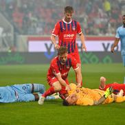 Portarul lui Heindenheim, Kevin Muller, inconștient după ciocnirea cu Ibrahima Sissoko în meciul cu Bochum / Foto: Imago