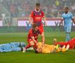 Portarul lui Heindenheim, Kevin Muller, inconștient după ciocnirea cu Ibrahima Sissoko în meciul cu Bochum / Foto: Imago