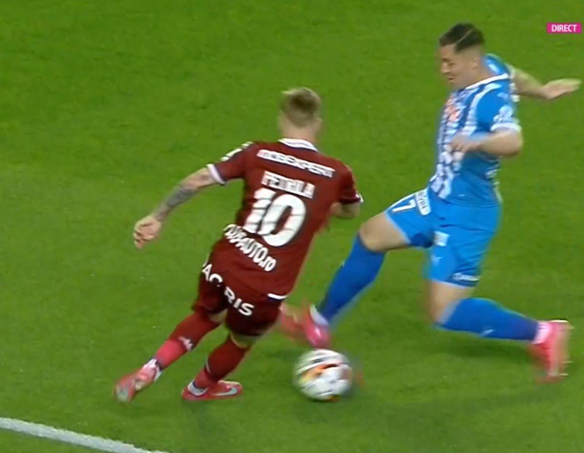 E sigur că Rapid trebuia să primească penalty în Bănie: „Neglijență a fundașului!”