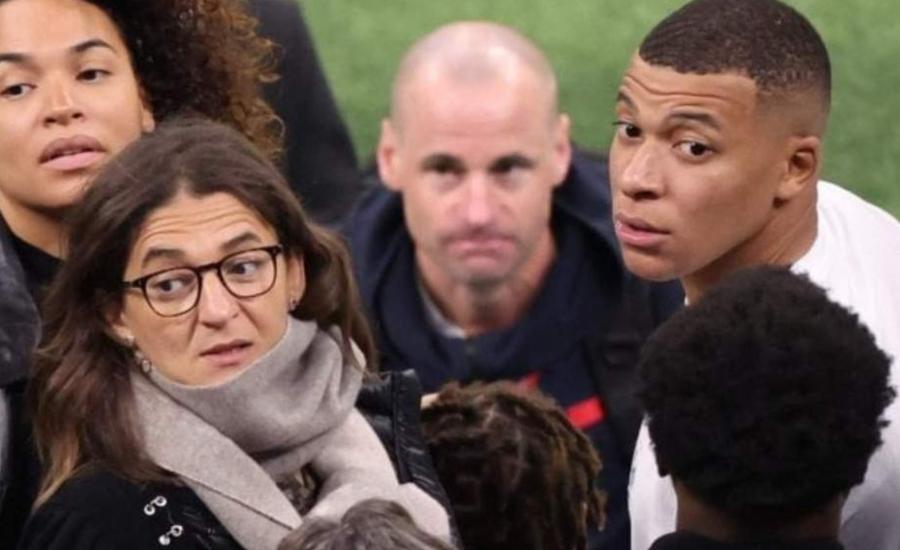 Kylian Mbappe și mama lui, Fayza Lamari, care-i este și agent / Foto: X Defensa Central Mama lui Mbappe câștigă mai mult decât 8 jucători ai lui Real Madrid » Ce salariu îi plătește golgheterul francez!