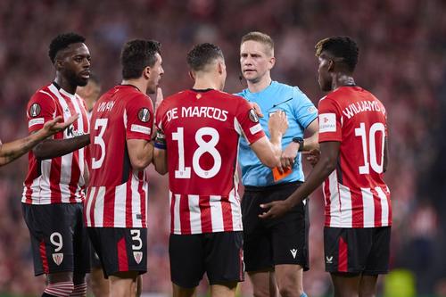 Vivian, De Marcos și Inaki Williams protestează în fața arbitrului Espen Eskas, care are deja cartonașul roșu în mână / Foto: Imago