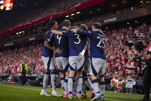 Bruno Fernandes și colegii sărbătoresc victoria la scor pe San Mames obținută de Manchester United, care a învins-o și pe FCSB cu 2-0 în Europa League / Foto: Imago