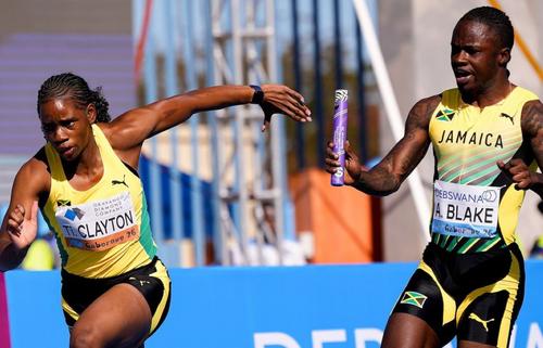 Tia Clayton (stânga), ultimul schimb al ștafetei de 4x100 m mixt care a stabilit un nou record mondial Foto: World Athletics/Christel Saneh