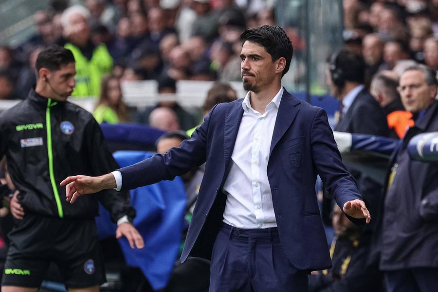 Carlos Cuesta, antrenorul Parmei Cristi Chivu, lăudat înaintea meciului care îi poate aduce titlul în Serie A