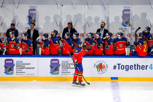 Evgeny Skachkov  salutând jucători aflați pe bancă FOTO FRHG
