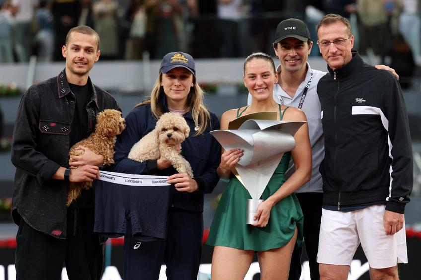Marta Kostyuk cu echipa ei, trofeul de la Madrid și boxerii norocoși Foto: Guliver/GettyImages