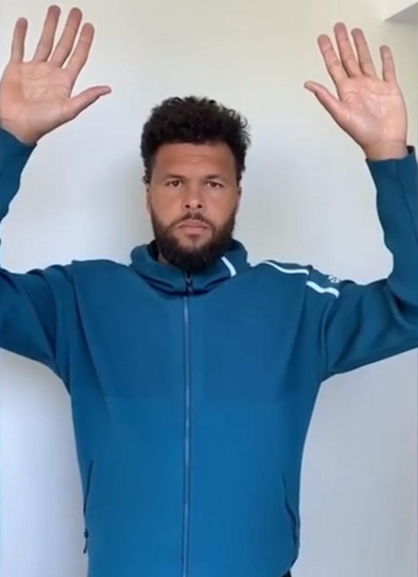 Jo-Wilfried Tsonga a participat la o campanie inițiativă de Frances Tiafoe care folosește hashtag-urile #Racquetsdownhandsup și #Handsupdontshoot