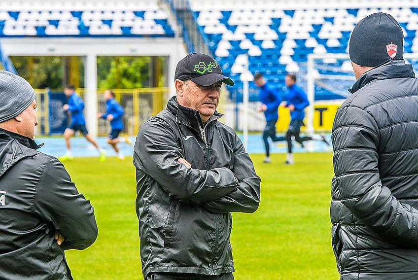 Benone Dohot, în dreapta, cu fesul cu emblema lui Dinamo