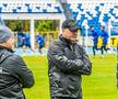Benone Dohot, în dreapta, cu fesul cu emblema lui Dinamo