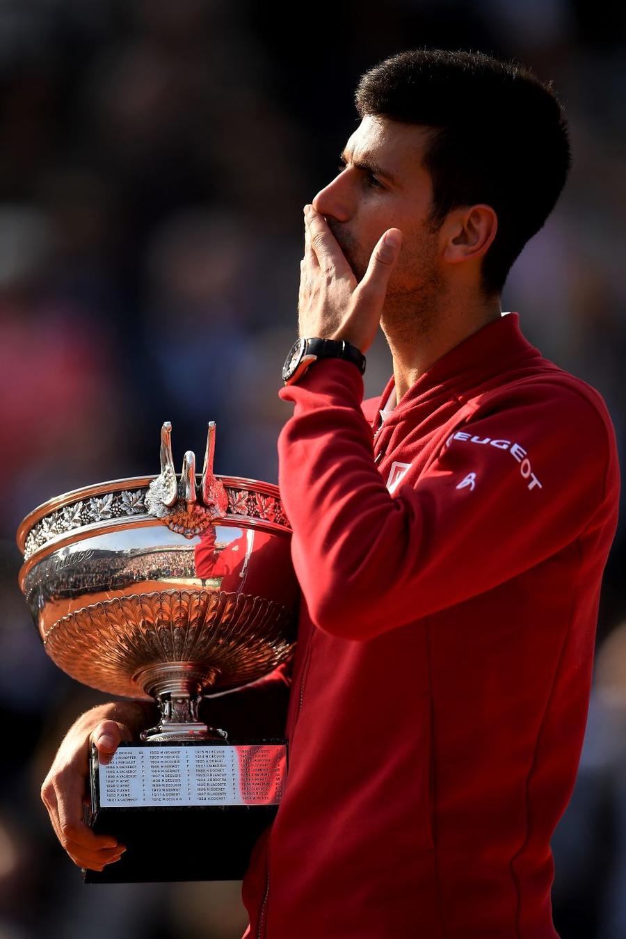 Novak Djokovic și trofeul parizian mult dorit Foto Guliver/GettyImages Roland Garros se joacă pe GSP.ro » Lungul drum spre titlu: prin ce au trecut Roger Federer, Djokovic sau Andre Agassi până s-au încoronat la Paris
