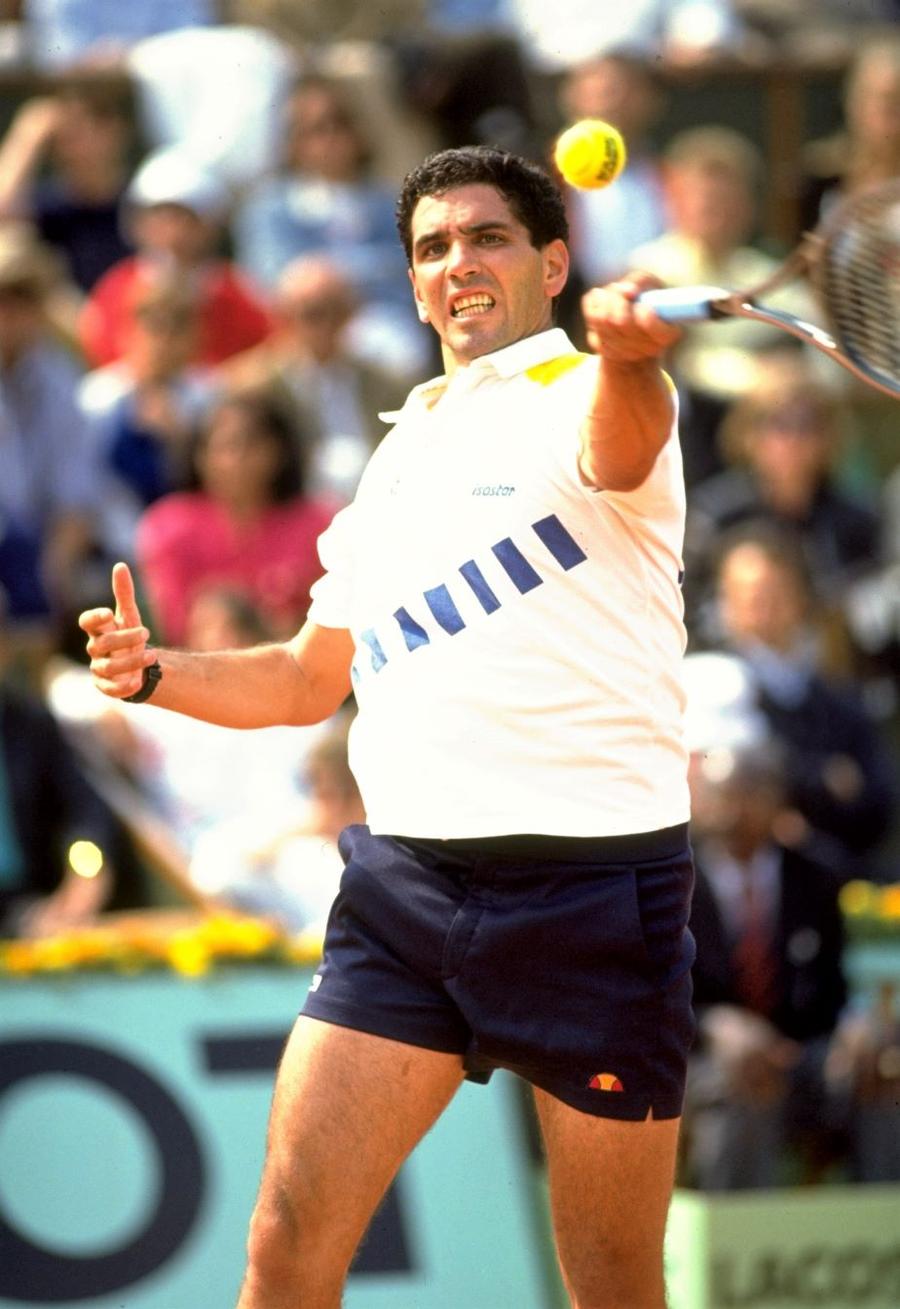 Stângaciul Andrés Gómez în acțiune pe Paris Foto Guliver/GettyImages Roland Garros se joacă pe GSP.ro » Lungul drum spre titlu: prin ce au trecut Roger Federer, Djokovic sau Andre Agassi până s-au încoronat la Paris