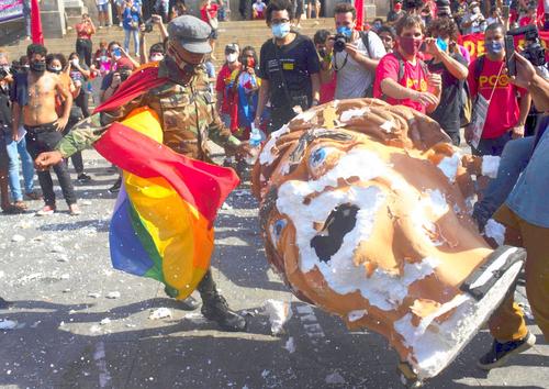 Capul unei păpuși cu chipul lui Jair Bolsonaro a fost lovit de protestatari, foto: Imago