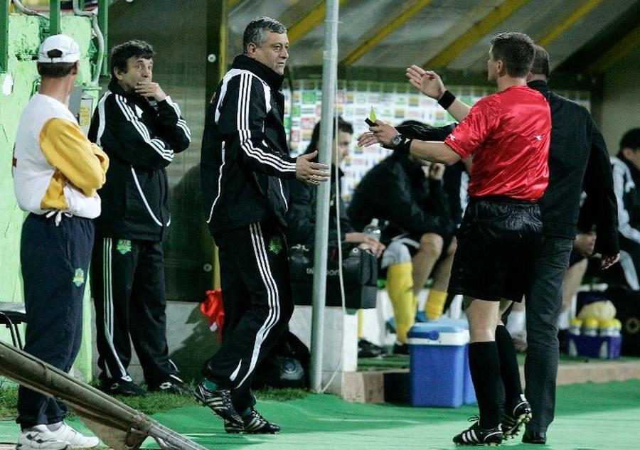 Ioan Mangeac, avertizat de arbitru într-un meci al celor de la FC Vaslui // foto: Facebook A murit Ioan Mangeac, fostul mare portar băcăuan. Era internat într-un azil