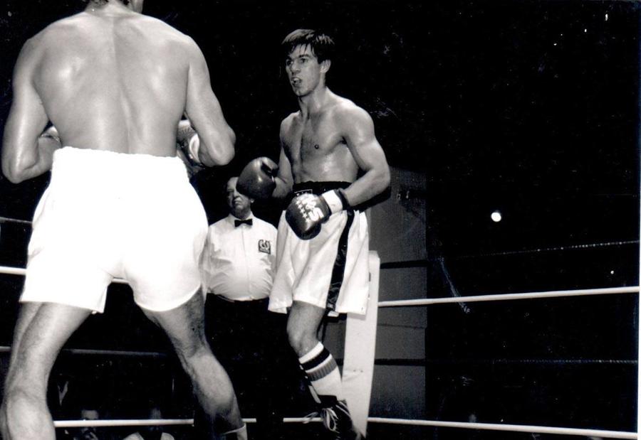 În ring, acolo unde se simte cel mai bine. 28 de meciuri, toate câştigate, la profesionişti FOTO Arhiva personală Fuga unui campion mondial din România comunistă: „Am fugit în Franța ascuns în lada unui TIR, unde am stat 36 de ore!”