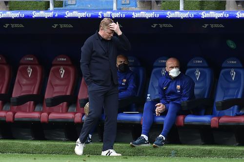 Barcelona nu mai caută antrenor. Olandezul Ronald Koeman (58 de ani), pe „Camp Nou” din 2020, rămâne și sezonul viitor pe banca echipei blaugrana.