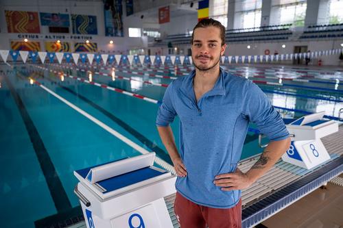 Robert Glință lângă bazinul din Complexul Olimpic de la Izvorani, acolo unde se pregătește pentru Tokyo (foto: Raed Krishan/GSP)
