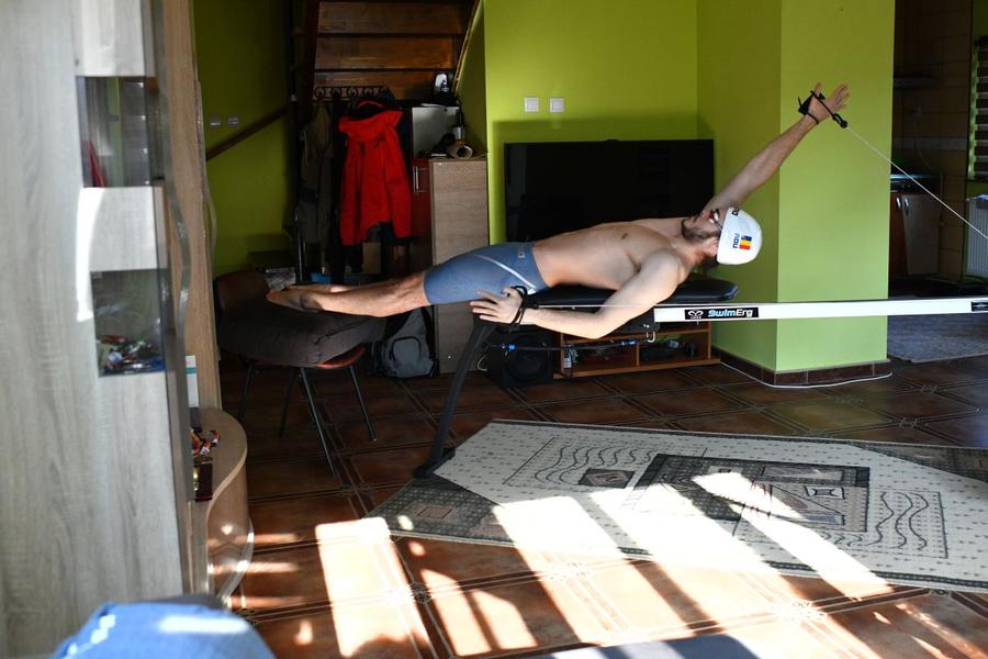 La începutul pandemiei, Robert a fost nevoit să se antreneze acasă pe un simulator (foto: Raed Krishan) Robert Glință se destăinuie » Secretele primului campion european din istoria înotului masculin românesc și planurile pentru Tokyo: „Toată viața mea am investit-o în înot!”