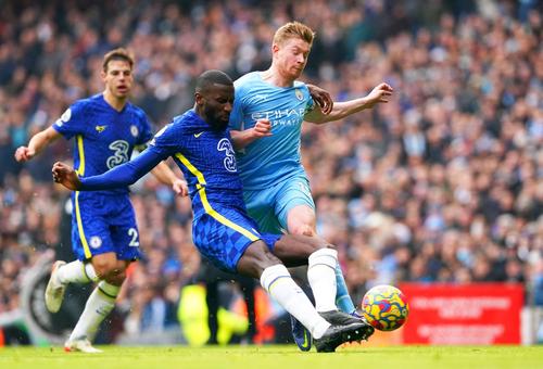 Real Madrid a anunțat transferul oficial al fundașului central Antonio Rudiger (29 de ani). Neamțul a evoluat ultima dată la Chelsea și a semnat cu madrilenii din postura de jucător liber de contract.