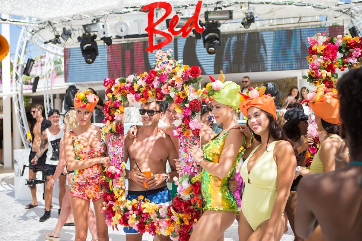 Fratele lui Gary Lineker conduce locul unde starurile fotbalului mondial își fac de cap! Cum l-au surprins pe Grealish