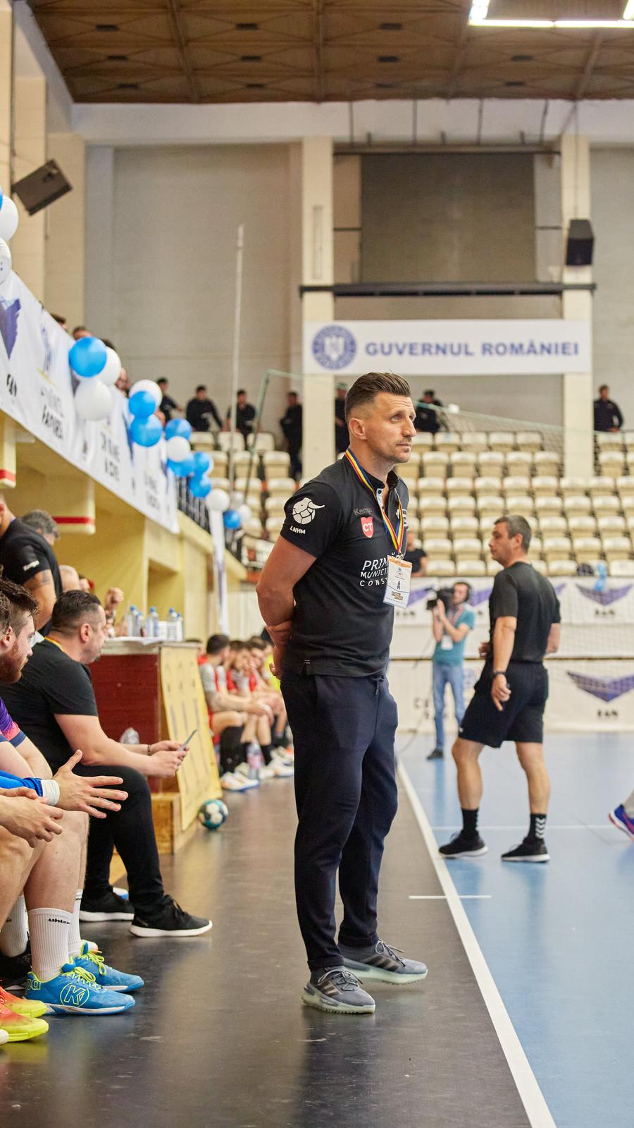 George Buricea pe margine într-unul dintre meciurile echipei sale FOTO HC Dobrogea Sud Sub zodia ghinionului » George Buricea, antrenorul celor de la HC Dobrogea Sud Constanța, vorbește despre problemele pe care le-a avut în timpul sezonului