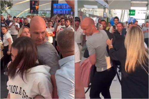 Anthony Taylor, jignit, bombardat cu obiecte și împins de suporterii lui AS Roma. Foto: Captură Twitter