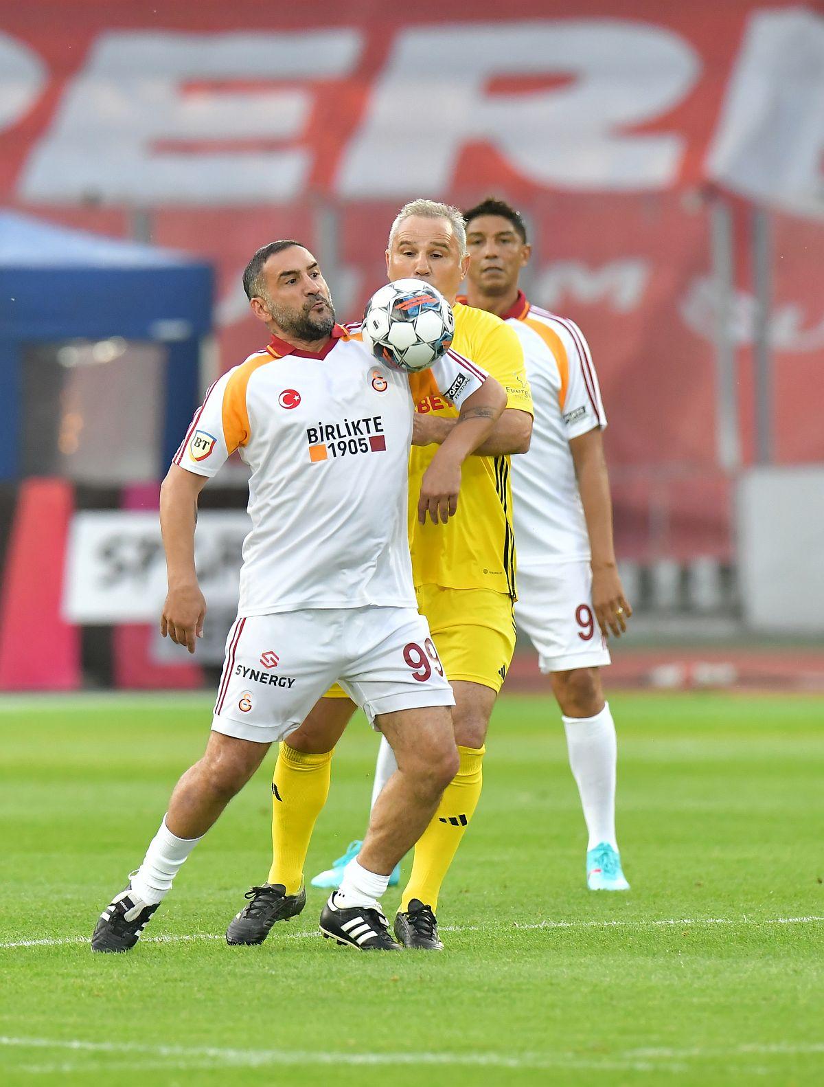 Imagini impresionante de la România All Stars - Galatasaray Legends » Fanii au aprins Cluj Arena