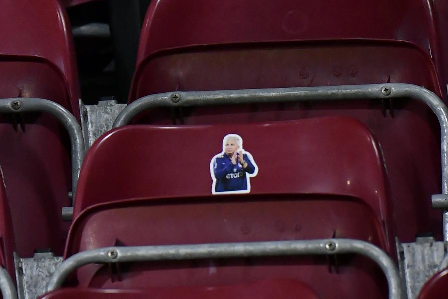 Stickerele cu chipul „Bursucului” l FOTO Cristi Preda 10 lucruri care nu s-au văzut la televizor de la CFR Cluj - FCU Craiova » Un șpriț de vară la oficială, Vasile bodyguardul și rola de bandă izolatoare