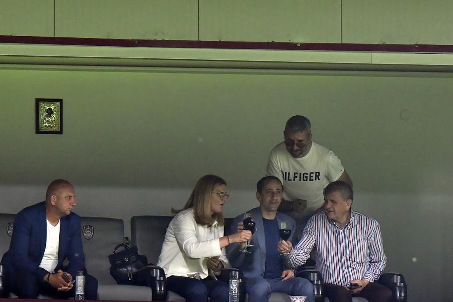 Elisabeta Lipă și Mihai Covaliu l FOTO Cristi Preda 10 lucruri care nu s-au văzut la televizor de la CFR Cluj - FCU Craiova » Un șpriț de vară la oficială, Vasile bodyguardul și rola de bandă izolatoare