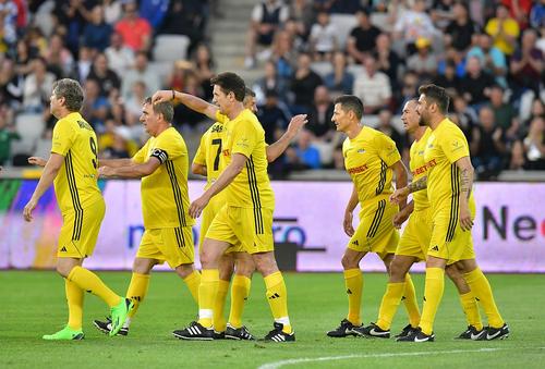 Legendele României și cele ale lui Galatasaray au oferit un spectacol dulce, cu 8 goluri, scor final 4-4, celor 16.000 de spectatori de pe Cluj Arena, un tratat de superfotbal și de prietenie între vedetele care au scris istorie.